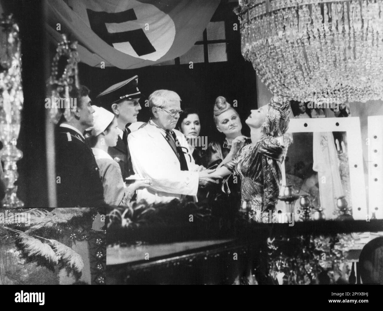 Hanna Schygulla mit Erik Schumann, Karl Heinz von Hassel und Herbert Steinmetz in "Lili Marleen", Regie Rainer Werner Fassbinder, Deutschland 1981. [Maschinelle Übersetzung] Stockfoto
