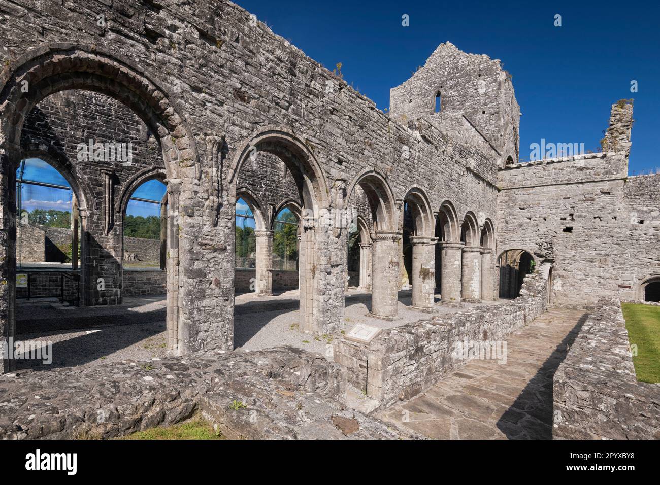 Irland, County Roscommon, Boyle, das Kloster von Boyle Abbey, das 1161 von Zisterziensermönchen gegründet wurde. Stockfoto