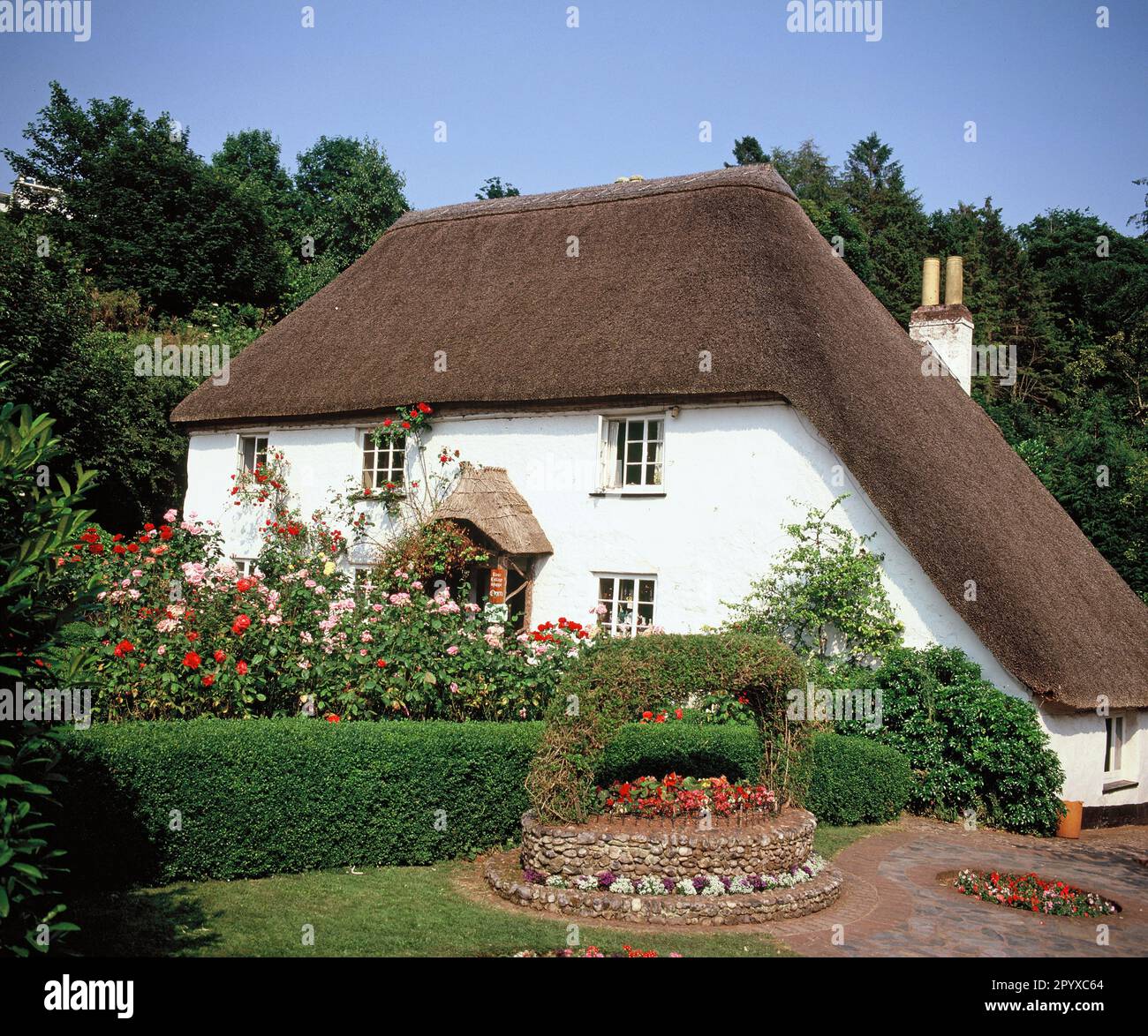 England. Ich Bin Devon. Cockington. Strohgedeckte Hütte. Stockfoto