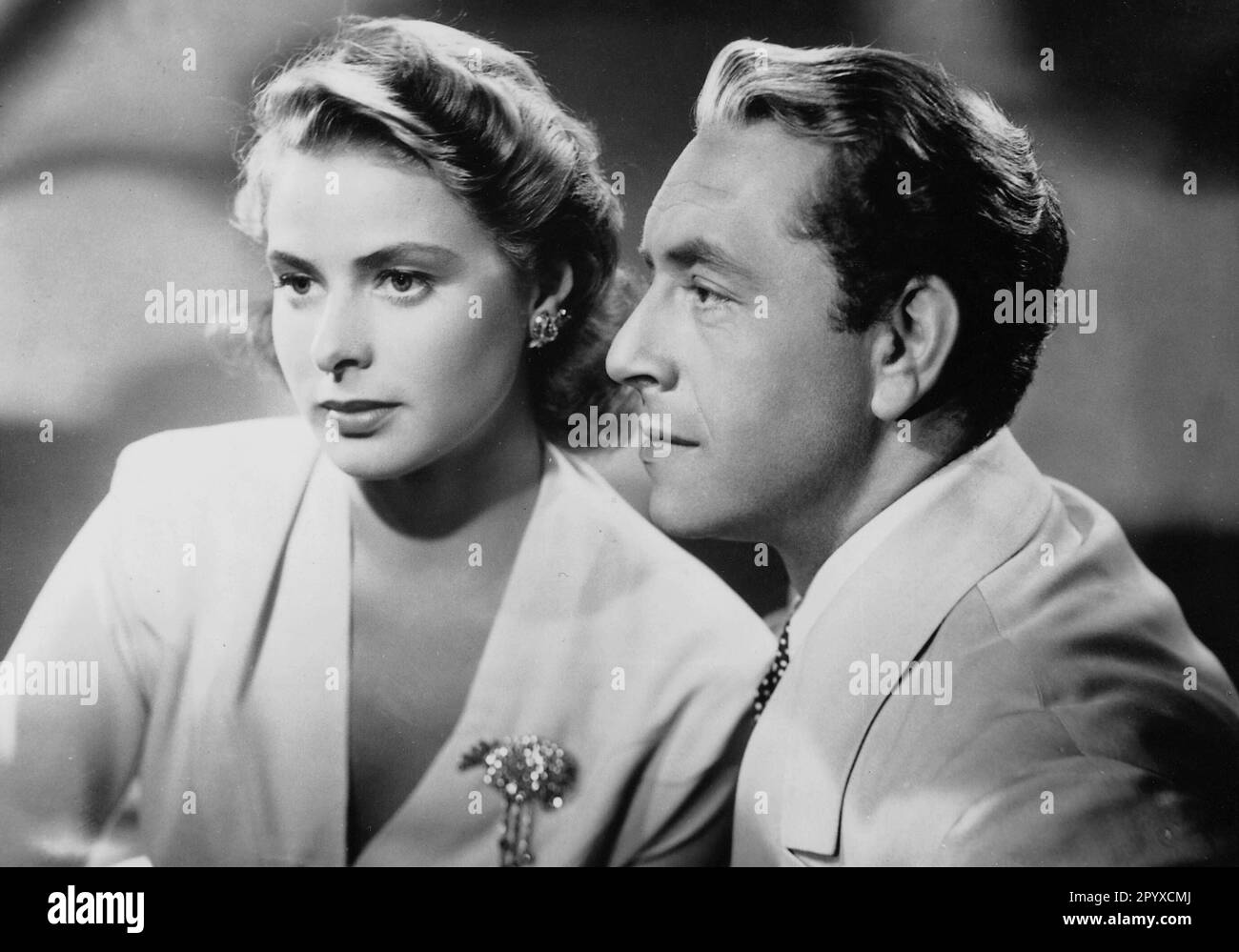„Ingrid Bergman as Ilsa Lund Laszlo und Paul Henreid as Victor Laszlo in „Casablanca“, Regie Michael Curtiz, USA 1942. [Maschinelle Übersetzung]' Stockfoto
