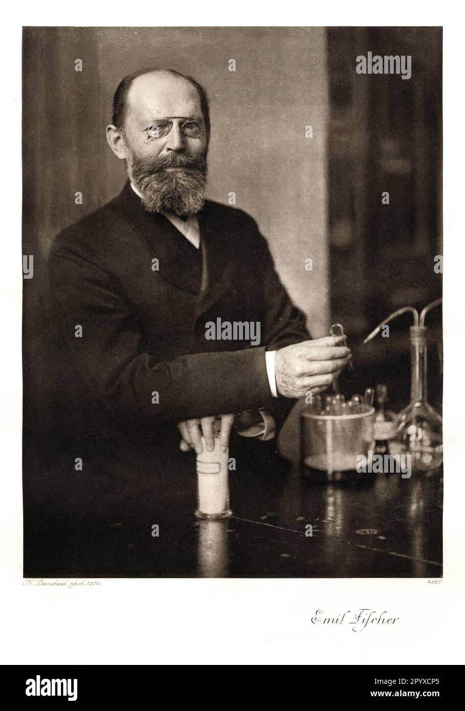 Emil Hermann Fischer (1852-1919), Deutscher Chemiker. Fischer war einer der wichtigsten Chemiker für Naturprodukte des 19./20. Jahrhunderts. Fischer wurde 1902 für seine Arbeit im Bereich Kohlenhydrate und Purine mit dem Nobelpreis für Chemie ausgezeichnet. Foto von Nicola Perscheid. Foto: Heliogravure, Corpus Imaginum, Hanfstaengl Collection. [Maschinelle Übersetzung] Stockfoto