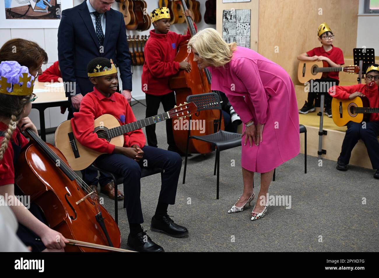 Die First Lady der Vereinigten Staaten, Dr. Jill Biden, spricht während eines Besuchs der Charles Dickens Primary School im Zentrum von London mit einem Schüler in einem Musikunterricht. Foto: Freitag, 5. Mai 2023. Stockfoto