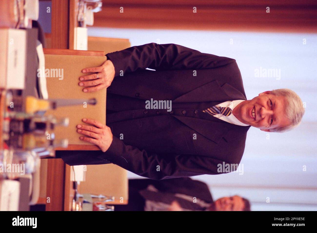 Werner Müller, Bundeswirtschaftsminister der SPD, vor Beginn der 44. Kabinettssitzung. [Maschinelle Übersetzung] Stockfoto