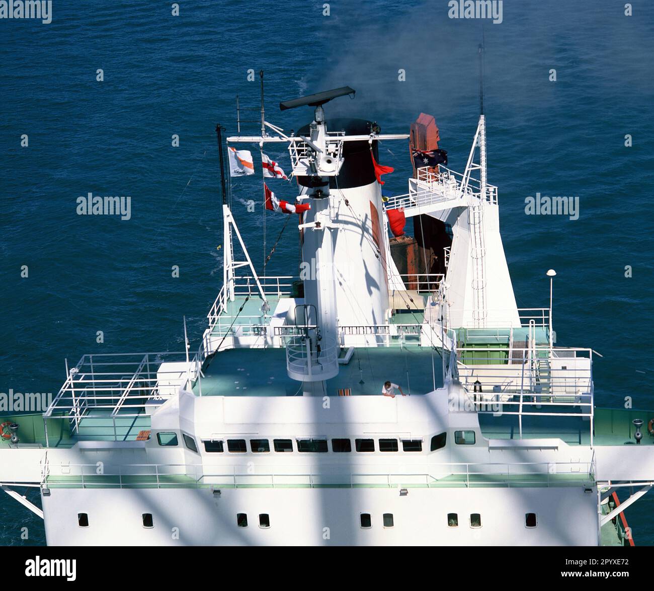 Australien. NSW. Sydney. Versand. Nahaufnahme der Brücke auf einem Containerschiff mit Blick von der Hafenbrücke. Stockfoto