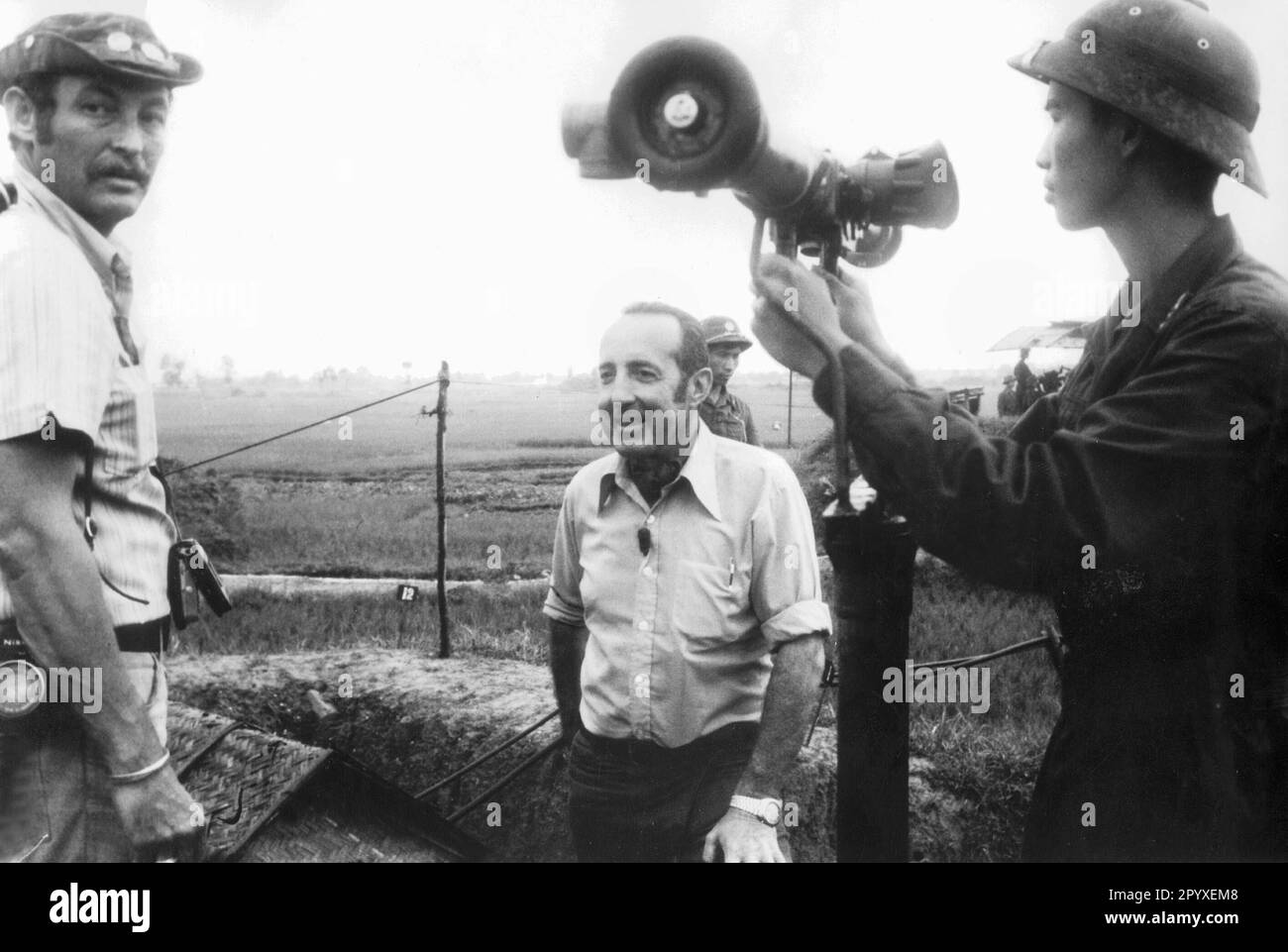 Dr. Peter Scholl-Latour und Kameramann Josef Kaufmann bei der Flugabwehr im Norden von Hanoi.nn [automatisierte Übersetzung] Stockfoto