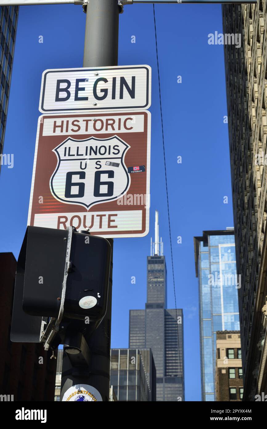 66 Zeichen weg. Beginnen historischen Route 66 Zeichen für den Beginn der Route 66 auf E Adams Street in der Innenstadt von Chicago, Illinois, USA Stockfoto