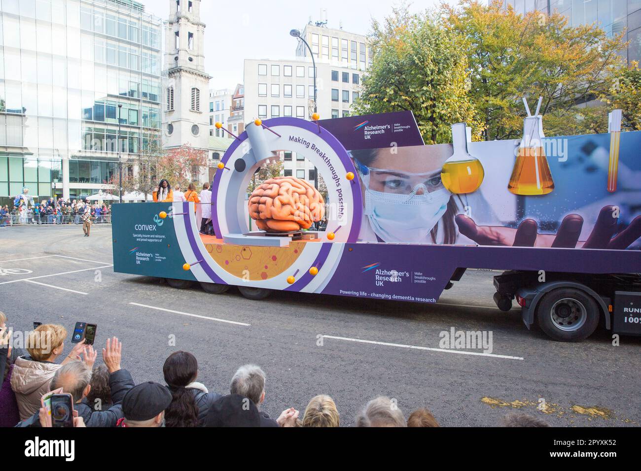 Die Teilnehmer nehmen an der Prozession der alljährlichen Lord Mayor's Show in der City of London Teil. Stockfoto