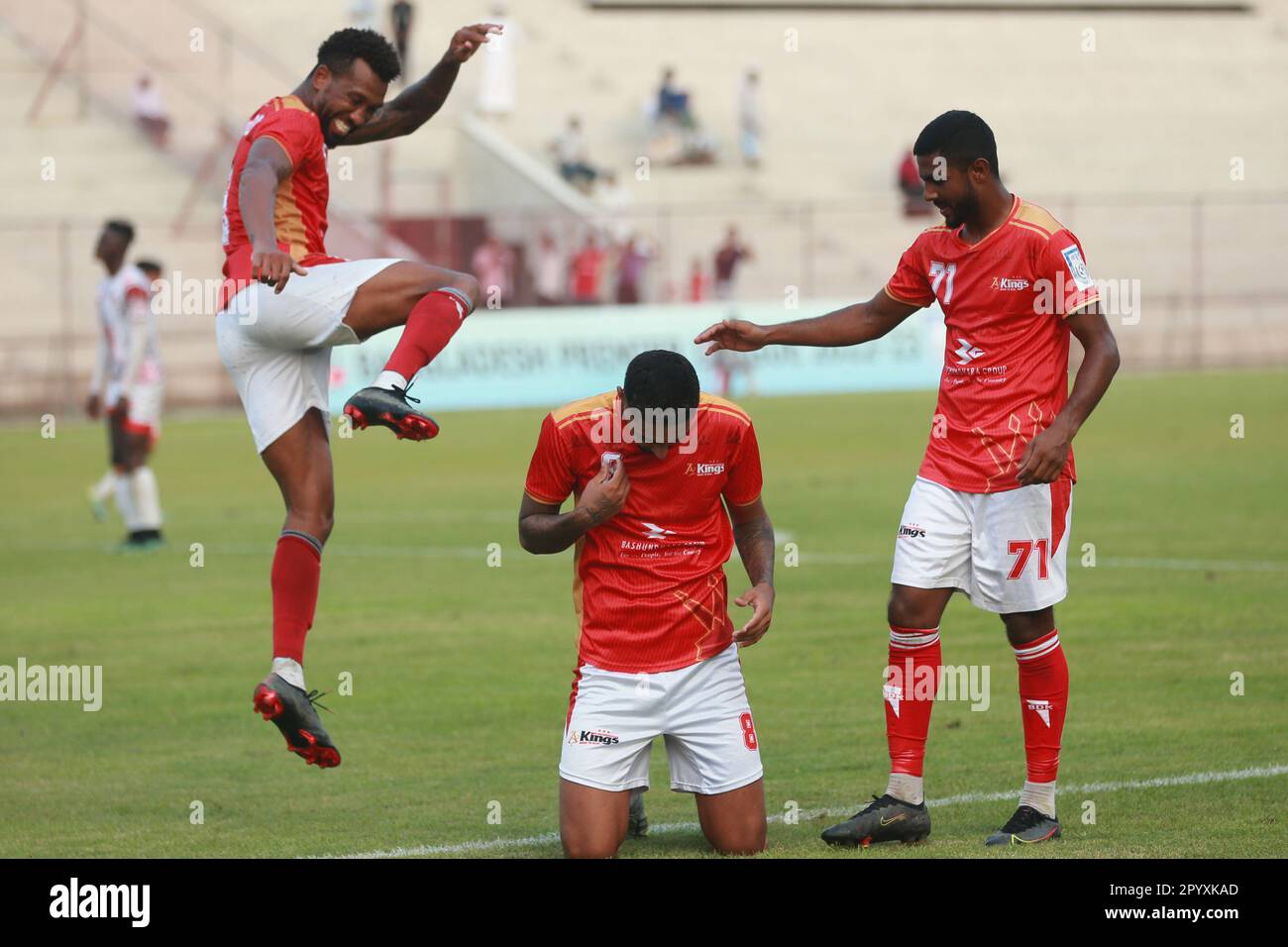 Der brasilianische Bashundhara King-Spieler Miguel Ferreira Damasceno (Rot J-8) feiert eines seiner beiden Tore während der Bangladesch Premier League 2022-23 ma Stockfoto