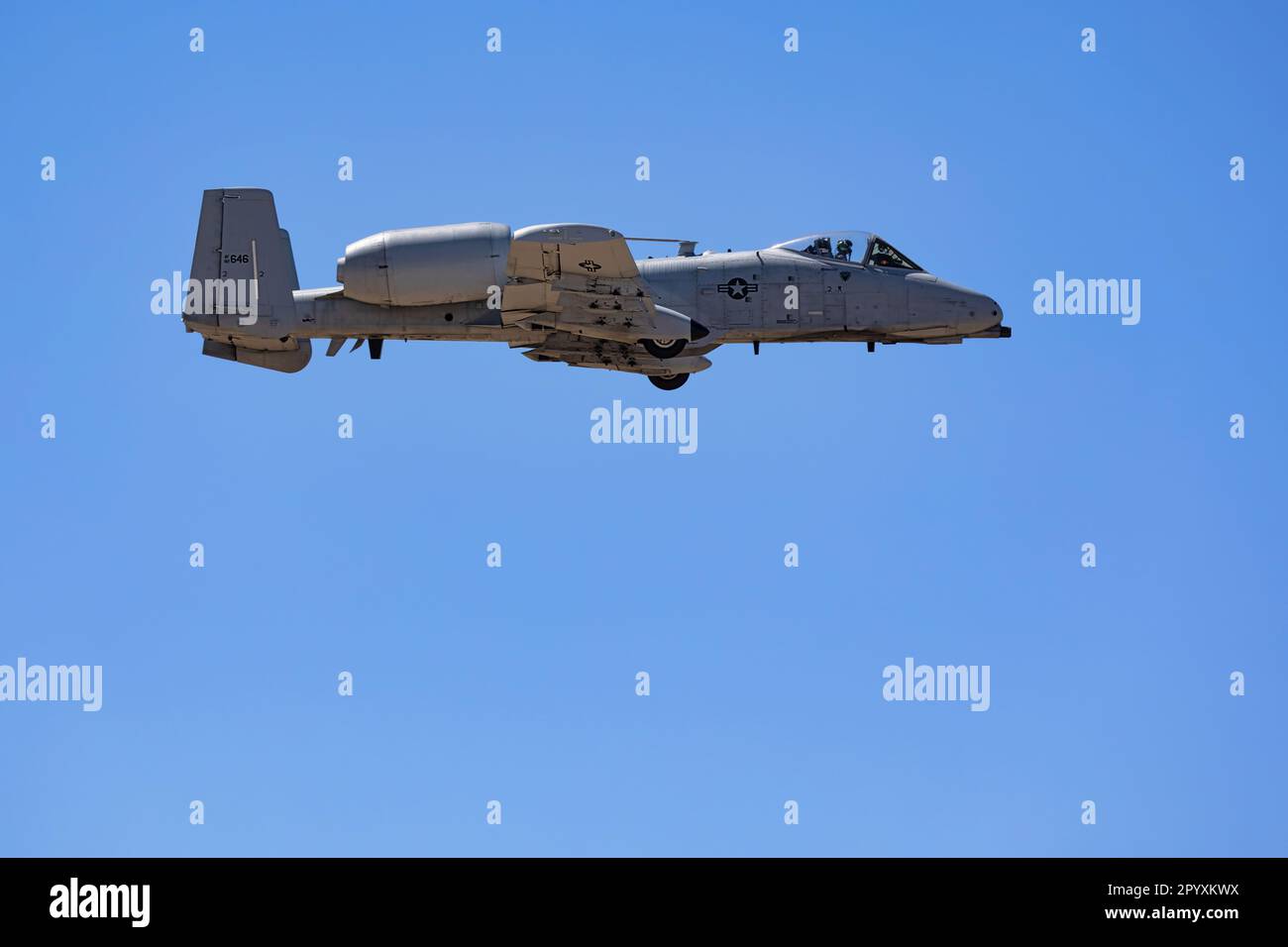 Ein A-10 Thunderbolt II, auch bekannt als Warthog oder Tankbuster, in der Luft auf der 2023 Thunder and Lightning Over Arizona Airshow in Tucson, Arizona. Stockfoto