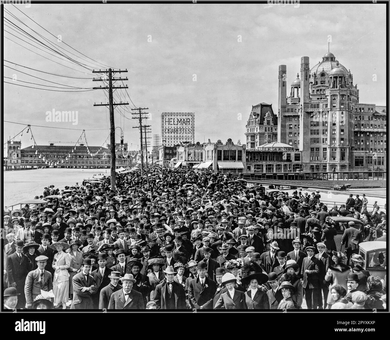 Vintage 1900er Jahre Atlantic City Boardwalk gut gekleidete Menschenmenge vor dem Blenheim Hotel für einen besonderen Anlass 1911 Atlantic City America USA Stockfoto