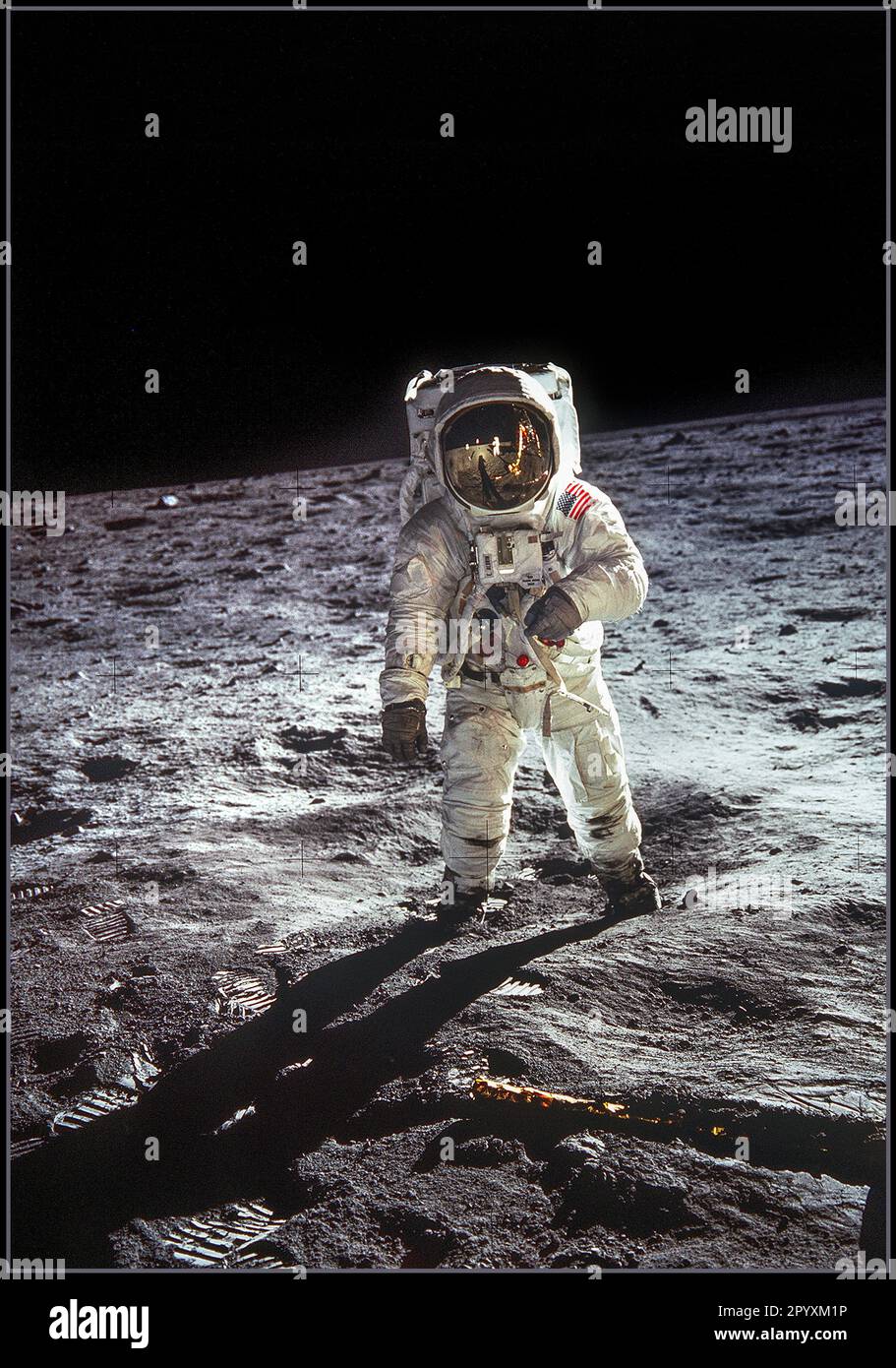 MANN AUF DEM MOND APOLLO 11. 20. Juli 1969 Astronaut Buzz Aldrin, Pilot des Mondmoduls, spaziert während der Apollo 11 außerfahrzeugseitigen Aktivität (EVA) auf der Mondoberfläche in der Nähe des Beins des Mondmoduls (LM) 'Eagle'. Astronaut Neil A. Armstrong, Kommandant, machte dieses Foto mit einer 70-mm-Mondoberfläche-Kamera. Während die Astronauten Armstrong und Aldrin im Mondmodul (LM) „Eagle“ abstiegen, um die Region des Meeres der Ruhe des Mondes zu erkunden, blieb Astronaut Michael Collins, Pilot des Kommandomoduls, bei den Command and Service Modules (CSM) „Columbia“ im Mondumlauf. Stockfoto