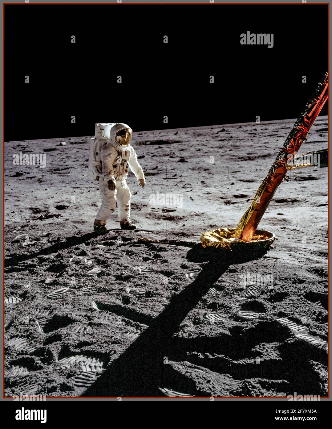 Buzz Aldrin man on the Moon fotografiert auf einem speziell beschichteten Kodak Ektachrome Film von Neil Armstrong, direkt hinter der Nordstraube. Beachten Sie die markanten Staubflecken auf Buzz' Beinen. Das Foto zeigt auch die Furchen im Sammelbereich und den Bereich links vom Fußpolster, der unverkennbare Anzeichen von Kehren durch den absteigenden Motorabgase zeigt. In einem Detail bemerkt Ulli Lotzmann ein reflektiertes Bild des Rendezvous-Radars. Datum: 20. Juli 1969 Stockfoto
