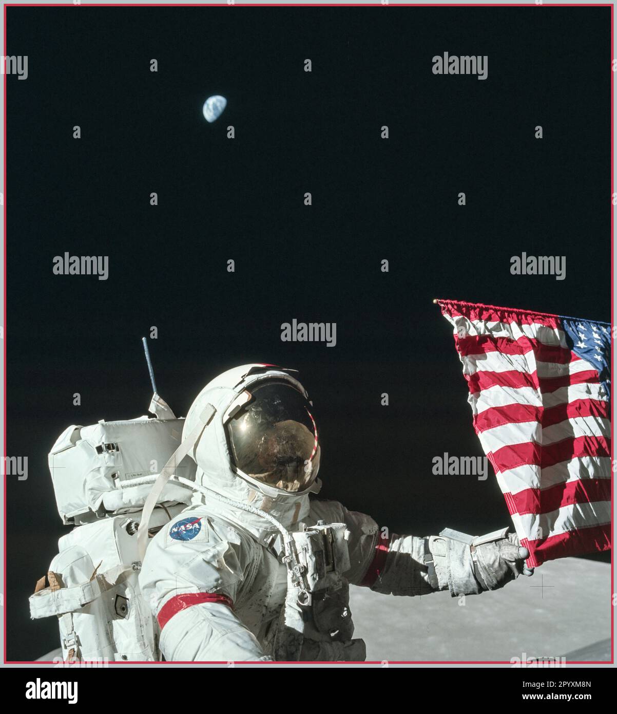 Apollo 17 (7.–19. Dezember 1972) war die elfte und letzte Mission des Apollo-Programms der NASA, das sechste und jüngste Mal, als Menschen einen Fuß auf den Mond gesetzt oder über die Erdumlaufbahn hinaus gereist sind. Commander Gene Cernan und Pilot des Mondmoduls Harrison Schmitt liefen auf dem Mond, während Kommandomodulpilot Ronald Evans darüber umkreiste. Schmitt war der einzige professionelle Geologe, der auf dem Mond landete. Apollo 17 Hasselblad Bild aus dem Kodak Filmmagazin 1972 Stockfoto
