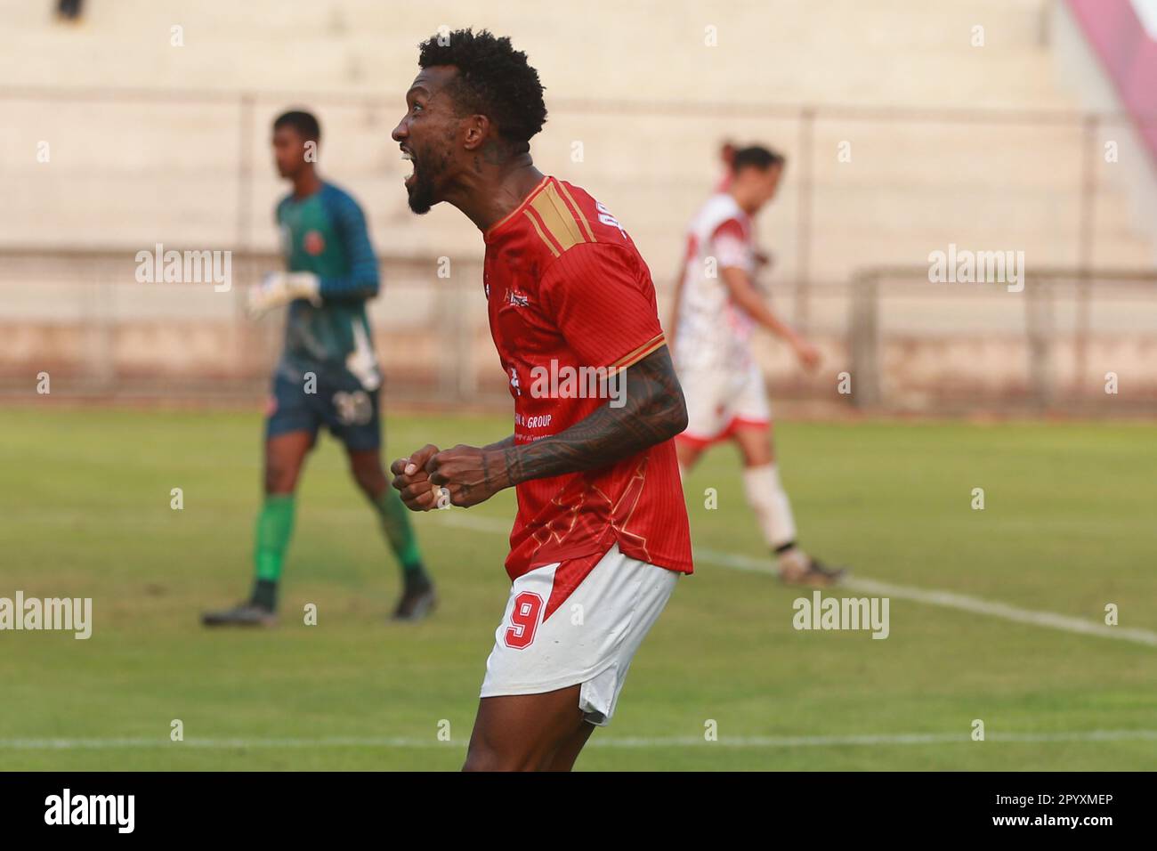 Der brasilianische Bashundhara King-Spieler Gomes Nascimento Dorielton (Rot J-9) feiert eines seiner beiden Tore während der Bangladesch Premier League 2022-23 ma Stockfoto