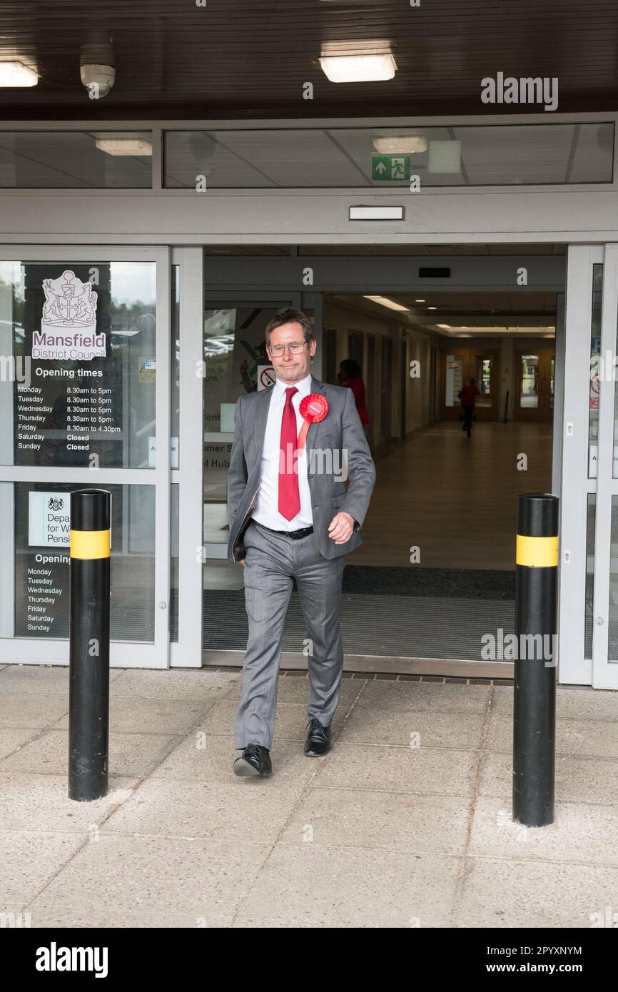 Mansfield, Nottinghamshire, England, Großbritannien. 5. Mai 2023 Andrew Abrahams, der Labour-Kandidat, wurde bei den Bürgermeisterwahlen in Mansfield für eine zweite Amtszeit mit einer Mehrheit von 9.987 Stimmen gewählt, 4144 mehr als sein nächster Rivale Andre Camilleri - Konservative, mit einer Beteiligung von 27,68 %. Bei den Bürgermeisterwahlen wurde zuvor das System der Zusatzabstimmungen genutzt, bei dem die Wähler eine erste und eine zweite Wahl wählen konnten. Nun haben die Wähler einen einzigen Kandidaten auf dem Wahlzettel gewählt. Der Kandidat mit der höchsten Gesamtzahl an Stimmen wurde zum geschäftsführenden Bürgermeister von Mansfield erklärt: Alan Beastall/Alamy Stockfoto