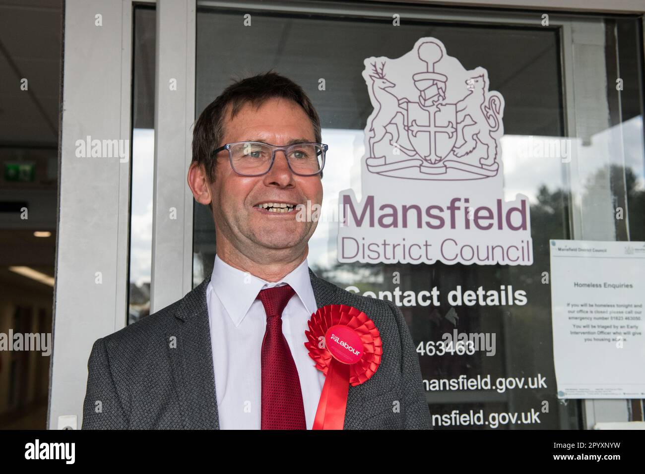 Mansfield, Nottinghamshire, England, Großbritannien. 5. Mai 2023 Andrew Abrahams, der Labour-Kandidat, wurde bei den Bürgermeisterwahlen in Mansfield für eine zweite Amtszeit mit einer Mehrheit von 9.987 Stimmen gewählt, 4144 mehr als sein nächster Rivale Andre Camilleri - Konservative, mit einer Beteiligung von 27,68 %. Bei den Bürgermeisterwahlen wurde zuvor das System der Zusatzabstimmungen genutzt, bei dem die Wähler eine erste und eine zweite Wahl wählen konnten. Nun haben die Wähler einen einzigen Kandidaten auf dem Wahlzettel gewählt. Der Kandidat mit der höchsten Gesamtzahl an Stimmen wurde zum geschäftsführenden Bürgermeister von Mansfield erklärt: Alan Beastall/Alamy Stockfoto