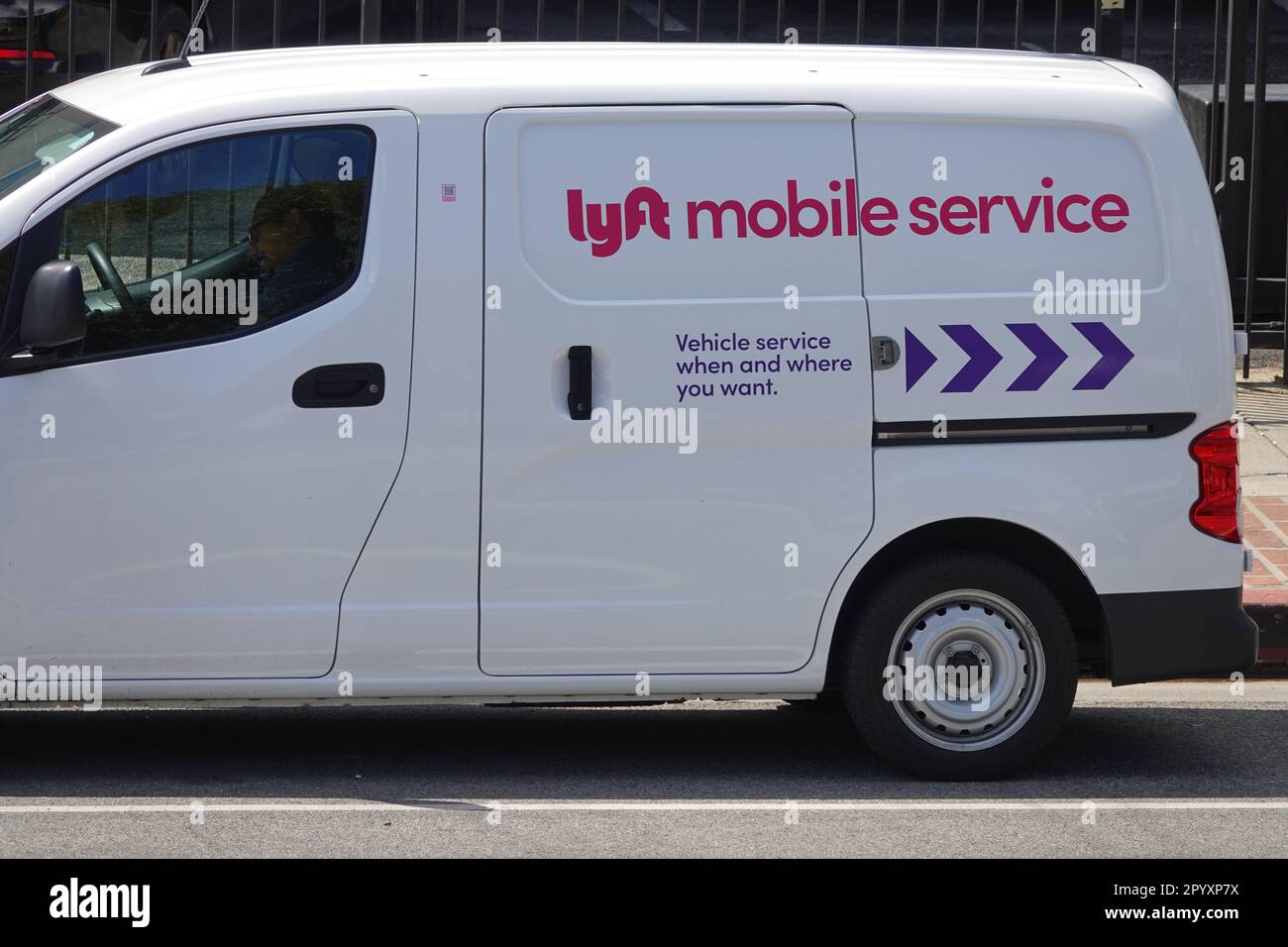 Los Angeles, Kalifornien/USA - 22. April 2022: Ein Lyft Mobile Service Service-Van wird gezeigt, der an einer Stadtstraße geparkt ist. Stockfoto