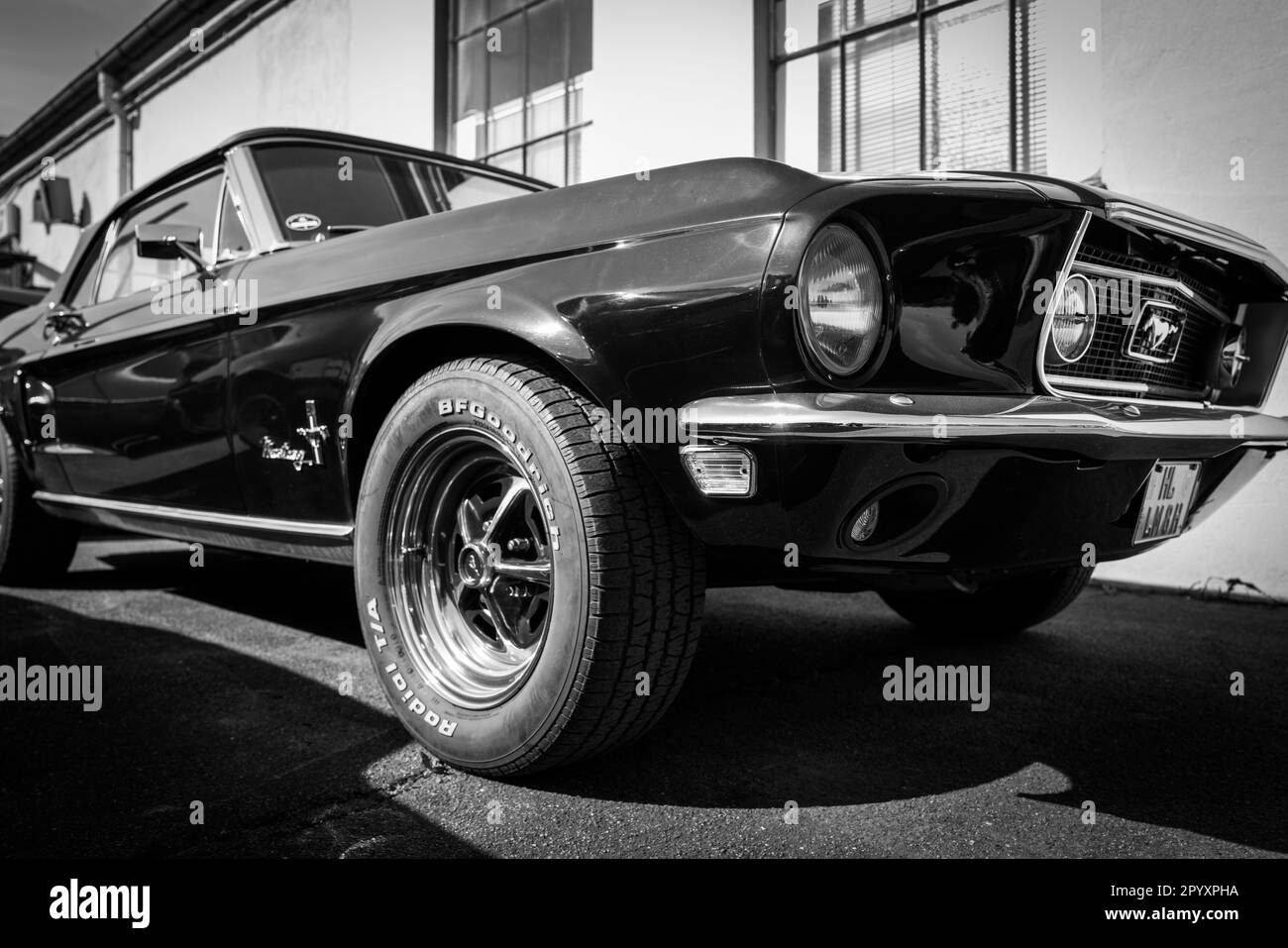 Ein alter Ford Mustang steht auf einem Treffen mit einem klassischen Auto Stockfoto