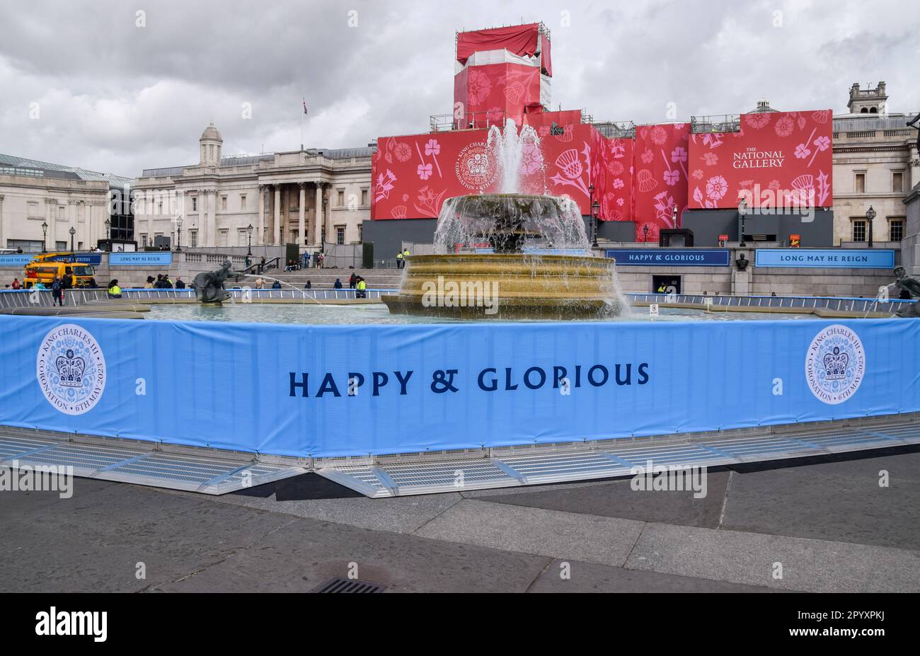 London, Großbritannien. 5. Mai 2023 Banner umhüllen die Brunnen am Trafalgar Square am Vorabend der Krönung von König Karl III Kredit: Vuk Valcic/Alamy Live News Stockfoto