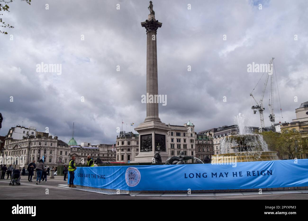 London, Großbritannien. 5. Mai 2023 Banner umhüllen die Brunnen am Trafalgar Square am Vorabend der Krönung von König Karl III Kredit: Vuk Valcic/Alamy Live News Stockfoto