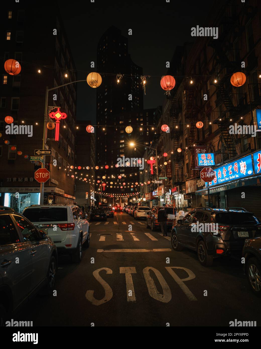 Bayard Street bei Nacht in Chinatown, Manhattan, New York Stockfoto