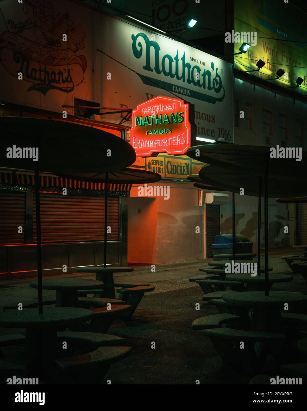 Nathans berühmtes Neonschild bei Nacht, Brooklyn, New York Stockfoto