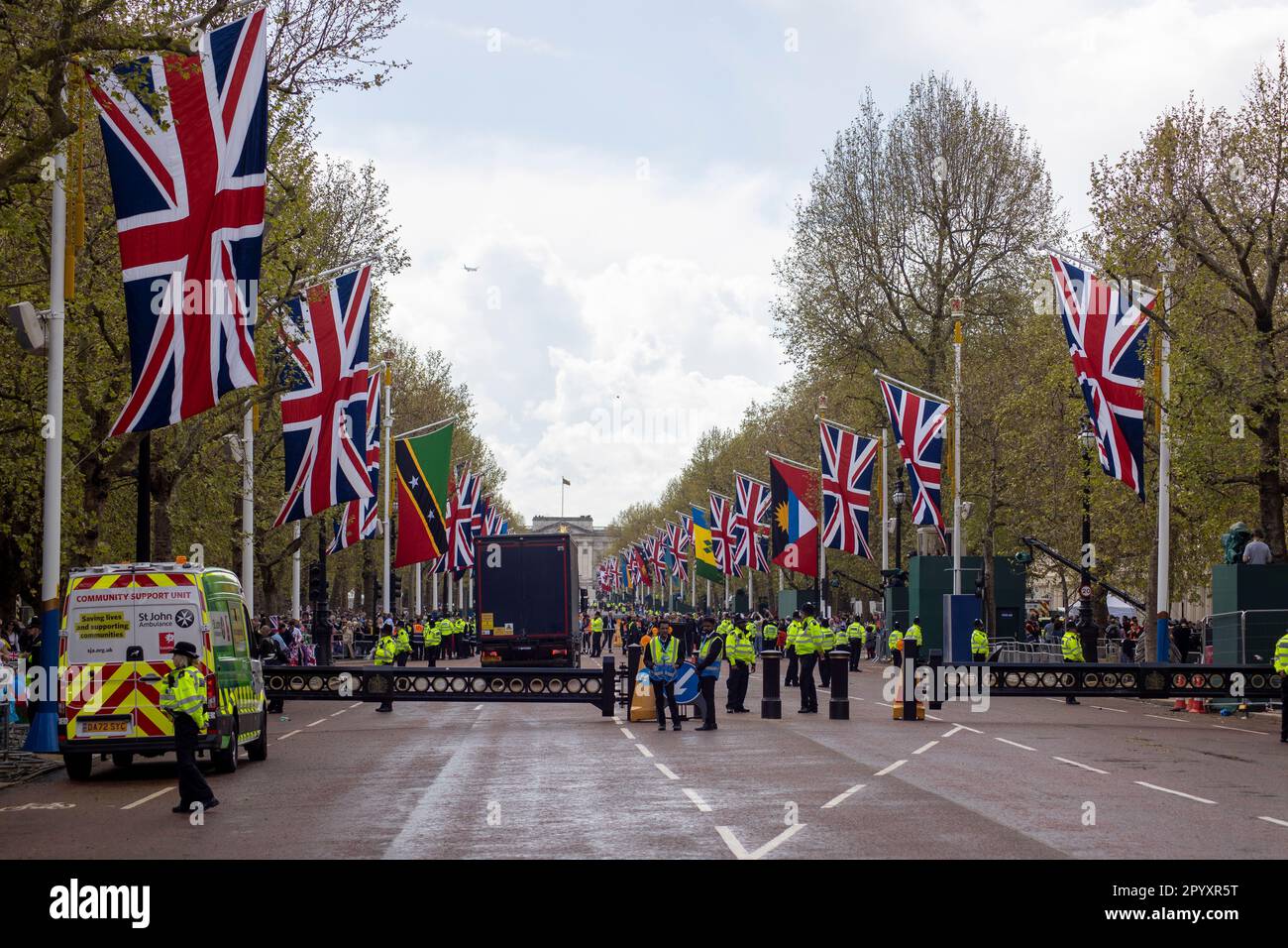 London, Großbritannien. 05. Mai 2023. Der Krönungstag von König Karl III. Ist nur einen Tag entfernt. Die berühmte „The Mall“-Straße, die zum Buckingham Palace führt, ist von der Polizei gesperrt, während Tausende königlicher Fans aus der ganzen Welt sich versammeln, um den historischen Moment zu erleben. Kredit: Sinai Noor/Alamy Live News Stockfoto