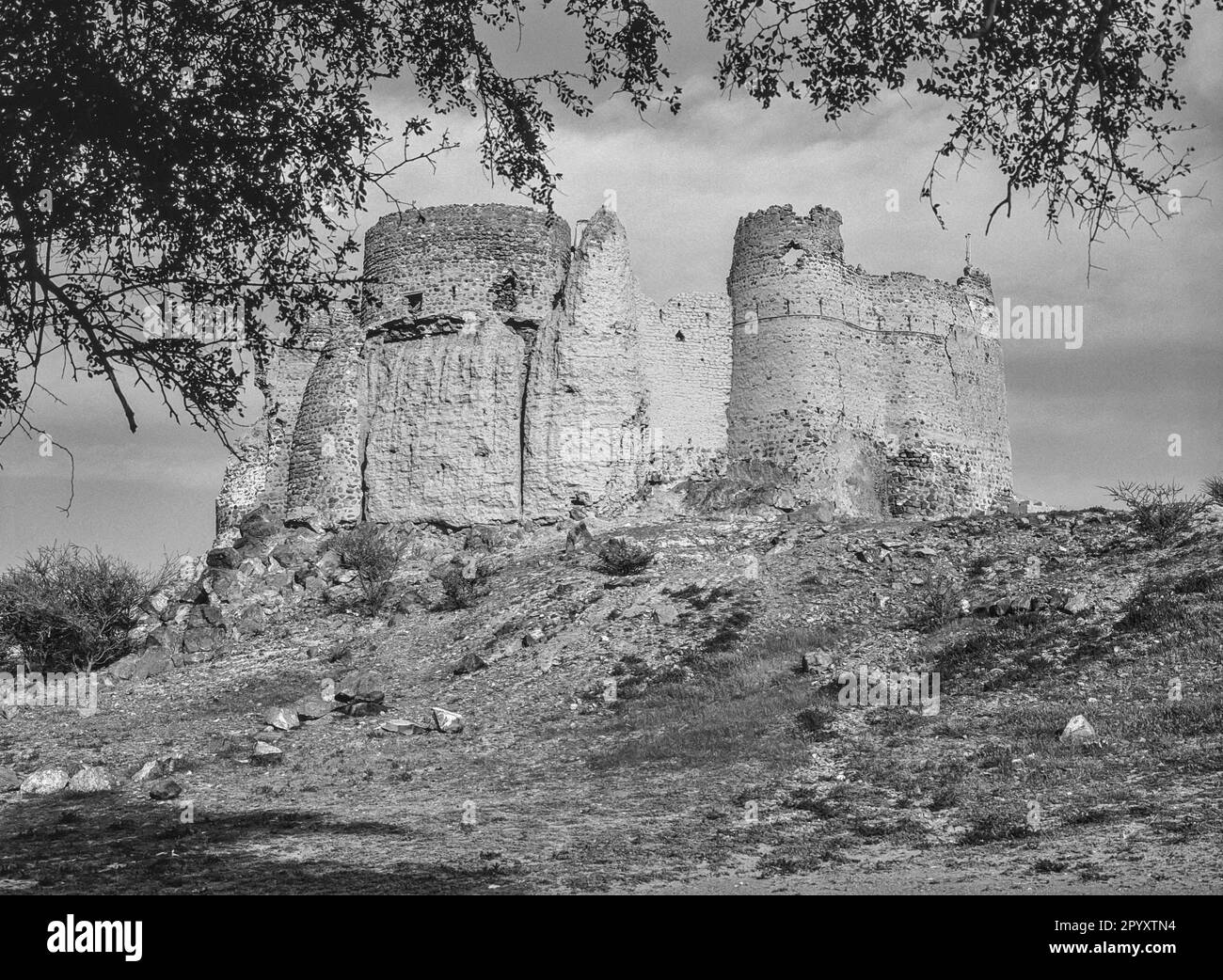 Die Bilder zeigen die Ruinen des Fujairah Fort, wie es 1980 war. Das Fort wurde auf dem einzigen Stück hohen Boden in Fujairah erbaut, das den Arabischen Ozean überblickt. Das Fort wurde Ende der 1990er Jahre als Touristenattraktion restauriert. Stockfoto