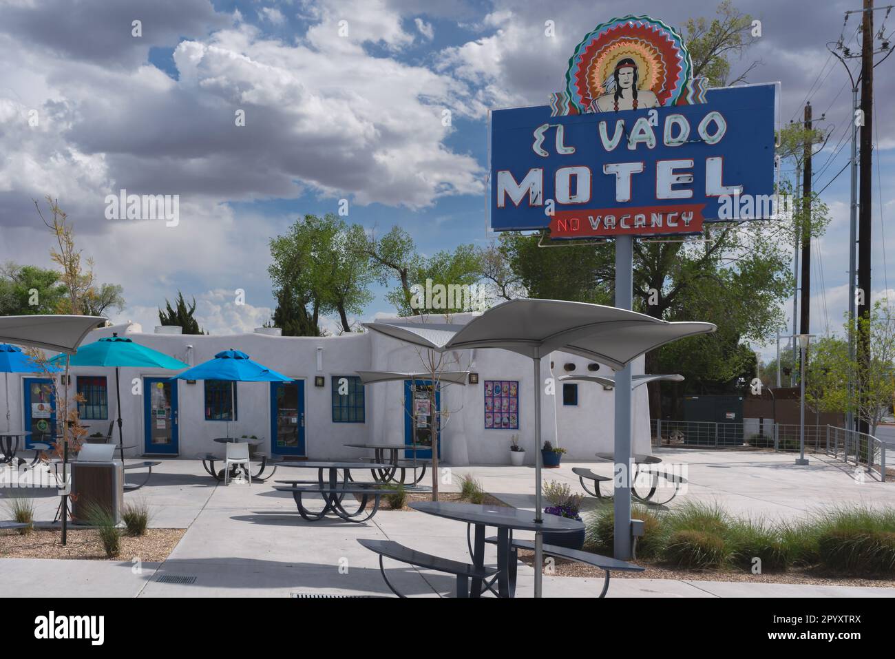 Das El Vado Motel und Neon-Schild, ein renovierter Motorplatz an der Route 66, der in einen Mehrzweckkomplex, ein Motel und kleine Unternehmen, Albuquerque NM, umgewandelt wurde. Stockfoto