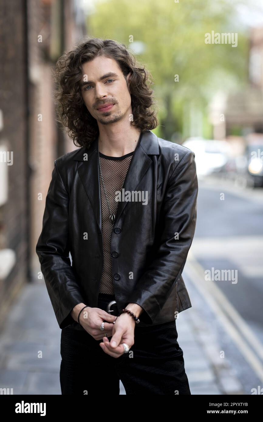 LIVERPOOL ein Porträt von Dion Cooper. Zusammen mit Mia Nicolai wird