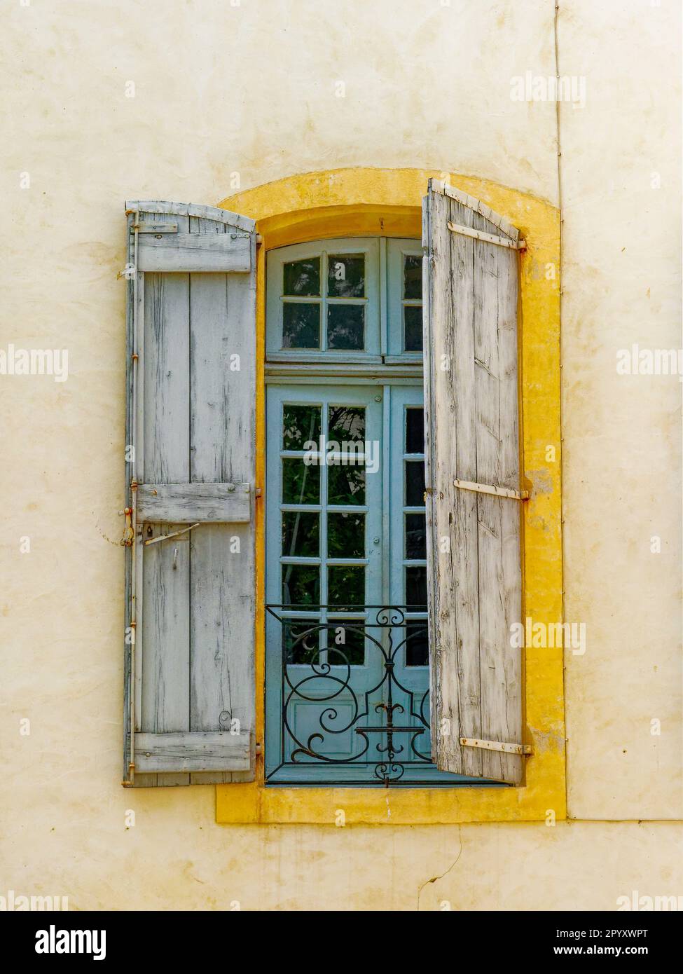 Alte Holzläden und Fenster auf einem Haus im Zentrum von Avignon, Frankreich Stockfoto