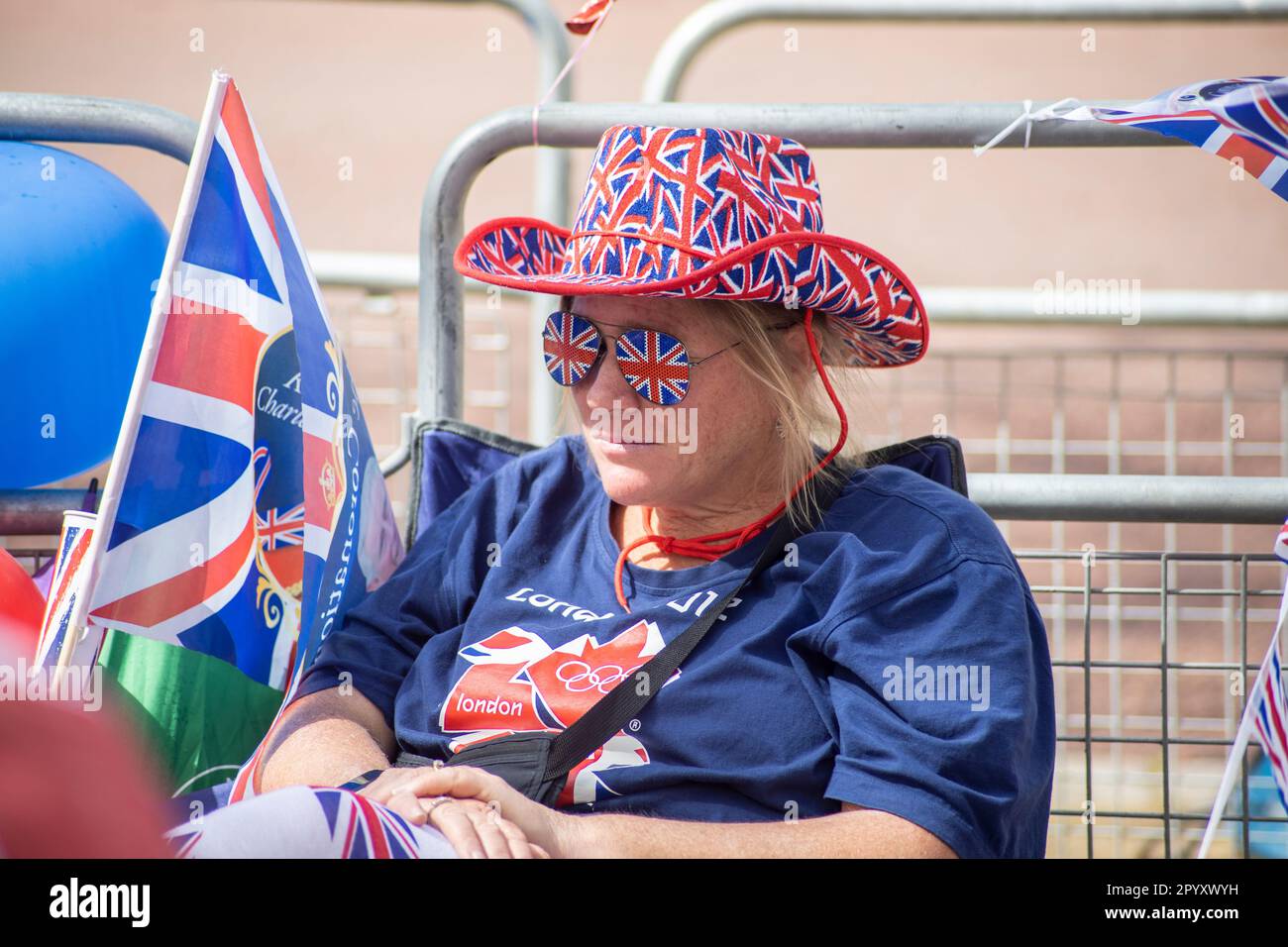 London, Großbritannien. 05. Mai 2023. Der Krönungstag von König Karl III. Ist nur einen Tag entfernt. Die berühmte „The Mall“-Straße, die zum Buckingham Palace führt, ist von der Polizei gesperrt, während Tausende königlicher Fans aus der ganzen Welt sich versammeln, um den historischen Moment zu erleben. Kredit: Sinai Noor/Alamy Live News Stockfoto