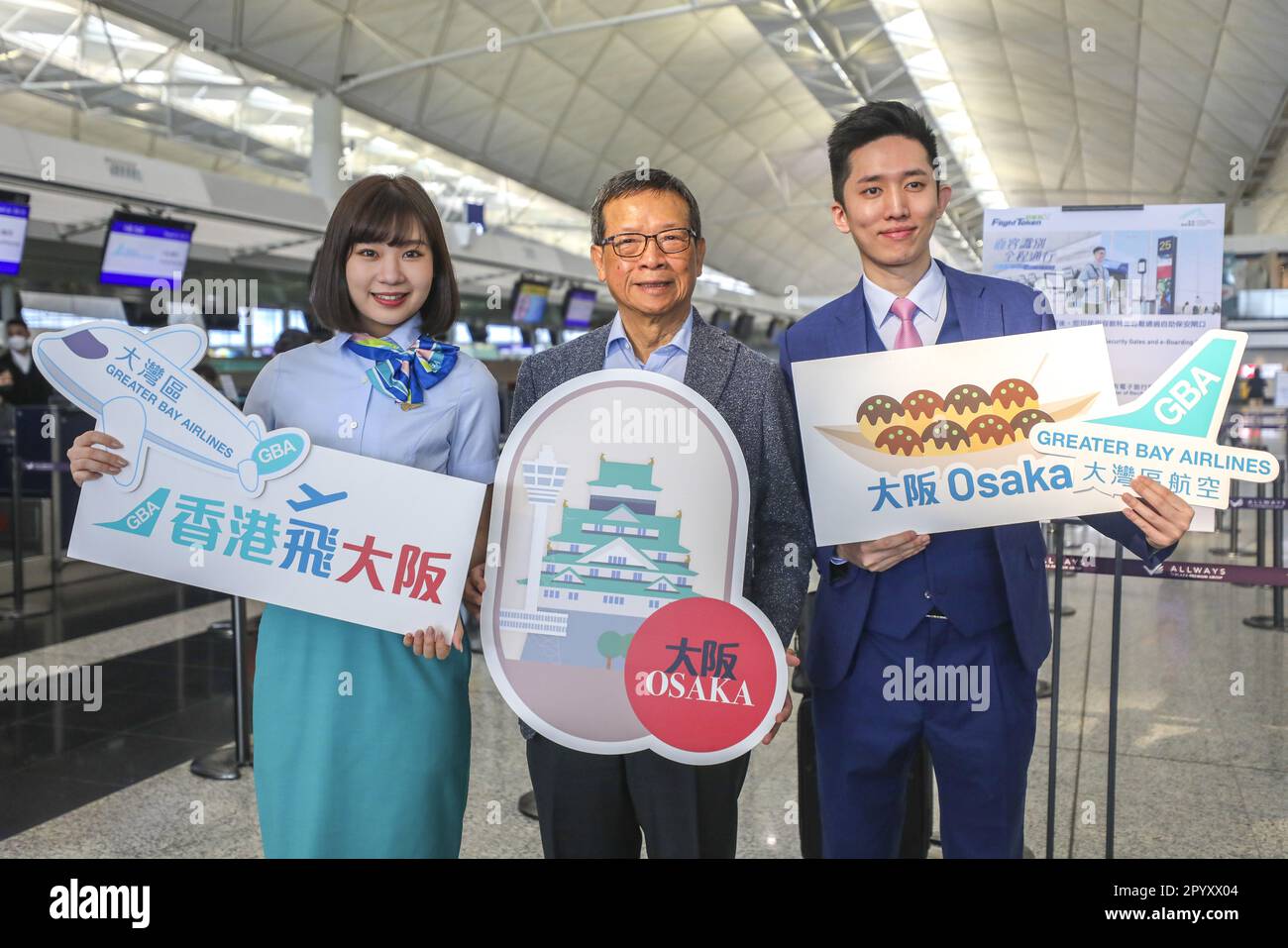 CEO von Greater Bay Airlines (GBA) Stanley Hui Hon-Chung (Zentrum) mit Kabinenbesatzung Candy Lau Ka-Chun (links) und Jordan Tseung Tat am Internationalen Flughafen Hongkong, Chek Lap Kok. 28APR23 SCMP/Xiaomei Chen Stockfoto