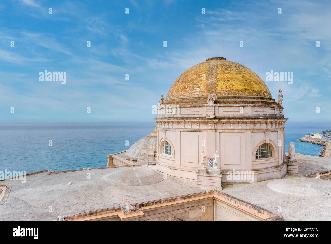 Der Blick vom oberen Ende des Uhrenturms in der Kathedrale von Cadiz im Zentrum von Cadiz, Spanien Stockfoto