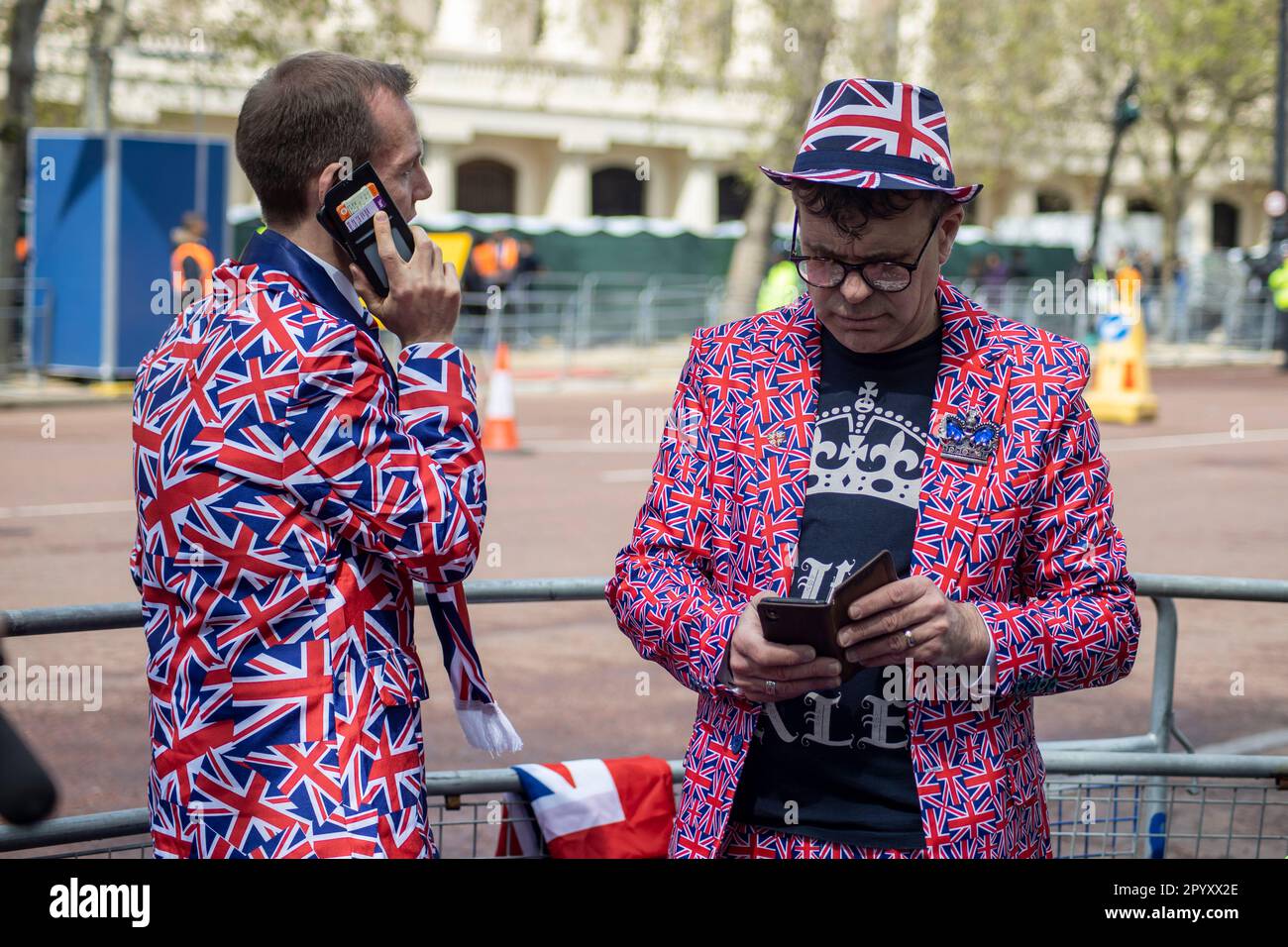 London, Großbritannien. 05. Mai 2023. Der Krönungstag von König Karl III. Ist nur einen Tag entfernt. Die berühmte „The Mall“-Straße, die zum Buckingham Palace führt, ist von der Polizei gesperrt, während Tausende königlicher Fans aus der ganzen Welt sich versammeln, um den historischen Moment zu erleben. Kredit: Sinai Noor/Alamy Live News Stockfoto