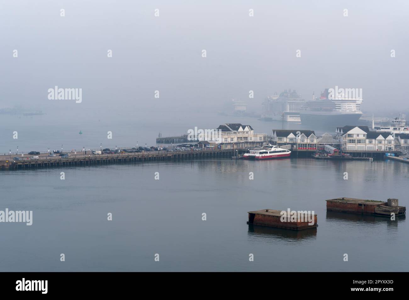 Cunards Schiff RMS Queen Mary 2 an seinem Liegeplatz am Southampton Cruise Terminal (Großbritannien). Das Schiff ist durch den Nebel am frühen Morgen sichtbar Stockfoto