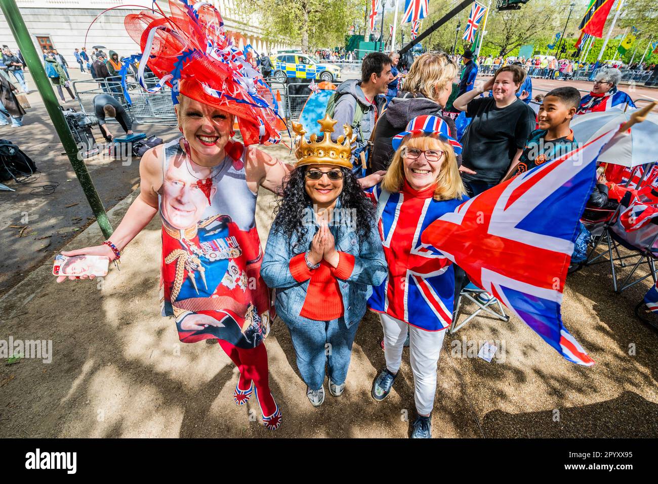 London, Großbritannien. 5. Mai 2023. Alison Tinsley (Lady T) und Stephanie Green aus Nth Lincolnshire - heute sind mehr Leute zum Campen in der Mall angekommen - London bereitet sich auf die Krönung von König Charles III am 6. Mai vor. Kredit: Guy Bell/Alamy Live News Stockfoto