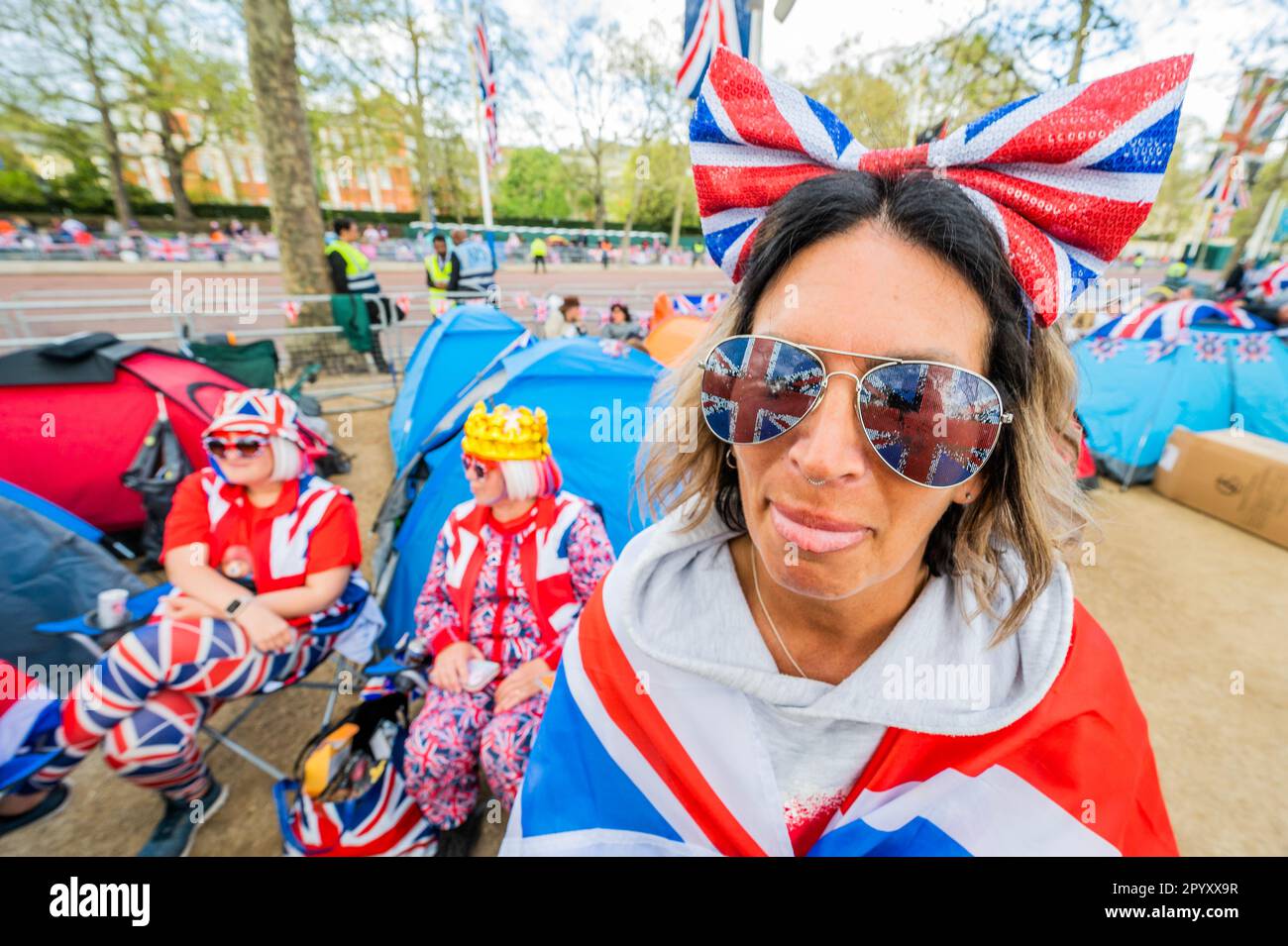 London, Großbritannien. 5. Mai 2023. Heute sind noch mehr Leute angekommen, um in der Mall zu zelten. London bereitet sich auf die Krönung von König Karl III. Am 6. Mai vor. Kredit: Guy Bell/Alamy Live News Stockfoto