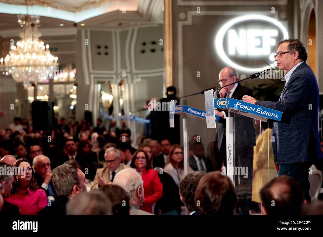 Madrid, Spanien; 05.05.2023.- Gustavo Petro nimmt an einem Treffen mit Geschäftsleuten und Journalisten am letzten Tag seines offiziellen Besuchs in Spanien Teil. Die zweite Vizepräsidentin der spanischen Regierung, Yolanda Díaz, forderte den Präsidenten auf, sich der Herausforderung zu stellen, dass beide Führungskräfte „die Pflicht haben, in internationalen und iberoamerikanischen Foren gemeinsame progressive Agenden zu fördern. „Durchführung einer öffentlich-privaten Zusammenarbeit zur Erzeugung sauberer Energie aus beiden spheres. Petro betonte die Veränderung des Kokainkonsums und die neuen Medikamente, die nicht nur den Markt, sondern auch die Situation verändern Stockfoto