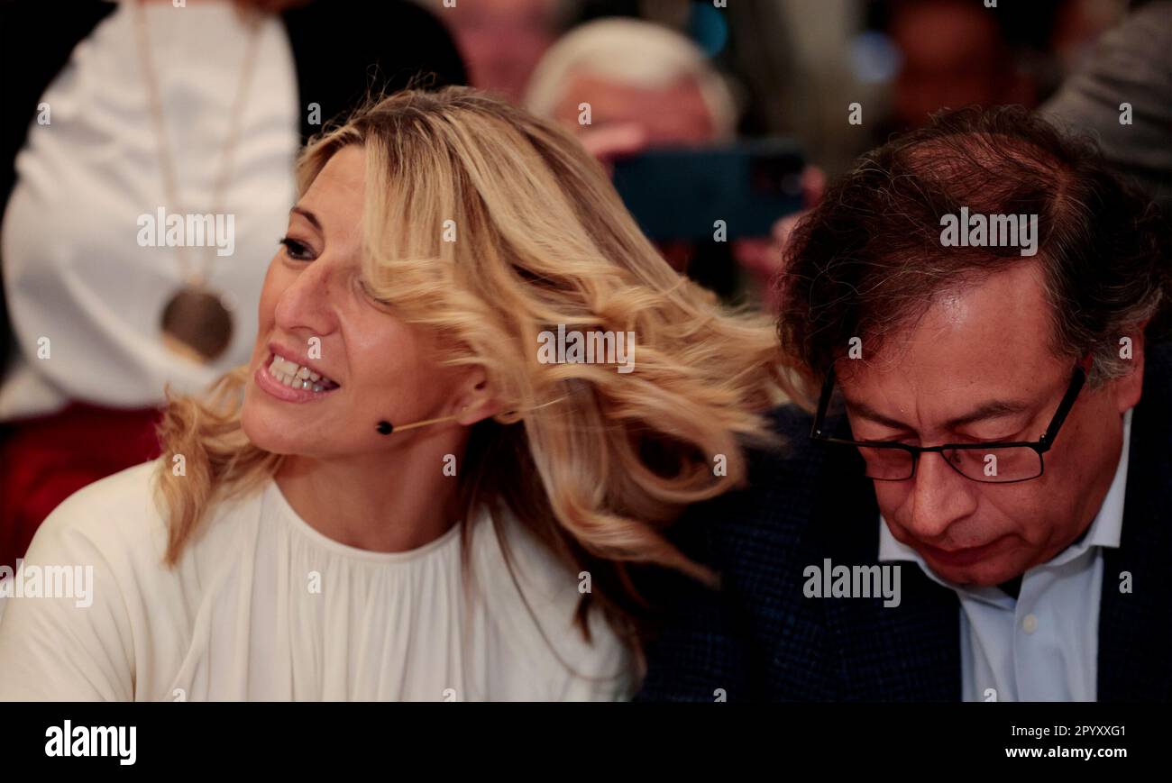 Madrid, Spanien; 05.05.2023.- Gustavo Petro nimmt an einem Treffen mit Geschäftsleuten und Journalisten am letzten Tag seines offiziellen Besuchs in Spanien Teil. Die zweite Vizepräsidentin der spanischen Regierung, Yolanda Díaz, forderte den Präsidenten auf, sich der Herausforderung zu stellen, dass beide Führungskräfte „die Pflicht haben, in internationalen und iberoamerikanischen Foren gemeinsame progressive Agenden zu fördern. „Durchführung einer öffentlich-privaten Zusammenarbeit zur Erzeugung sauberer Energie aus beiden spheres. Petro betonte die Veränderung des Kokainkonsums und die neuen Medikamente, die nicht nur den Markt, sondern auch die Situation verändern Stockfoto