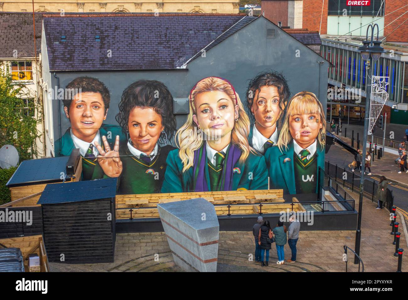 Derry Girls Mural von der alten Stadtmauer in Derry/Londonderry, Nordirland, Großbritannien Stockfoto