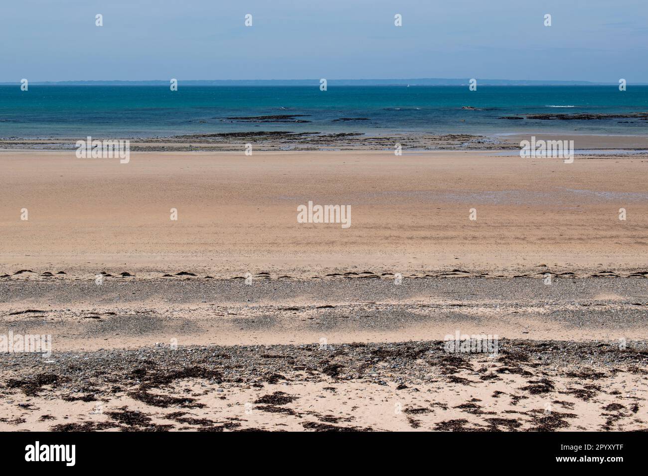 Portbail Beach im Cotentin in der Normandie, mit der Insel Jersey am Horizont Stockfoto