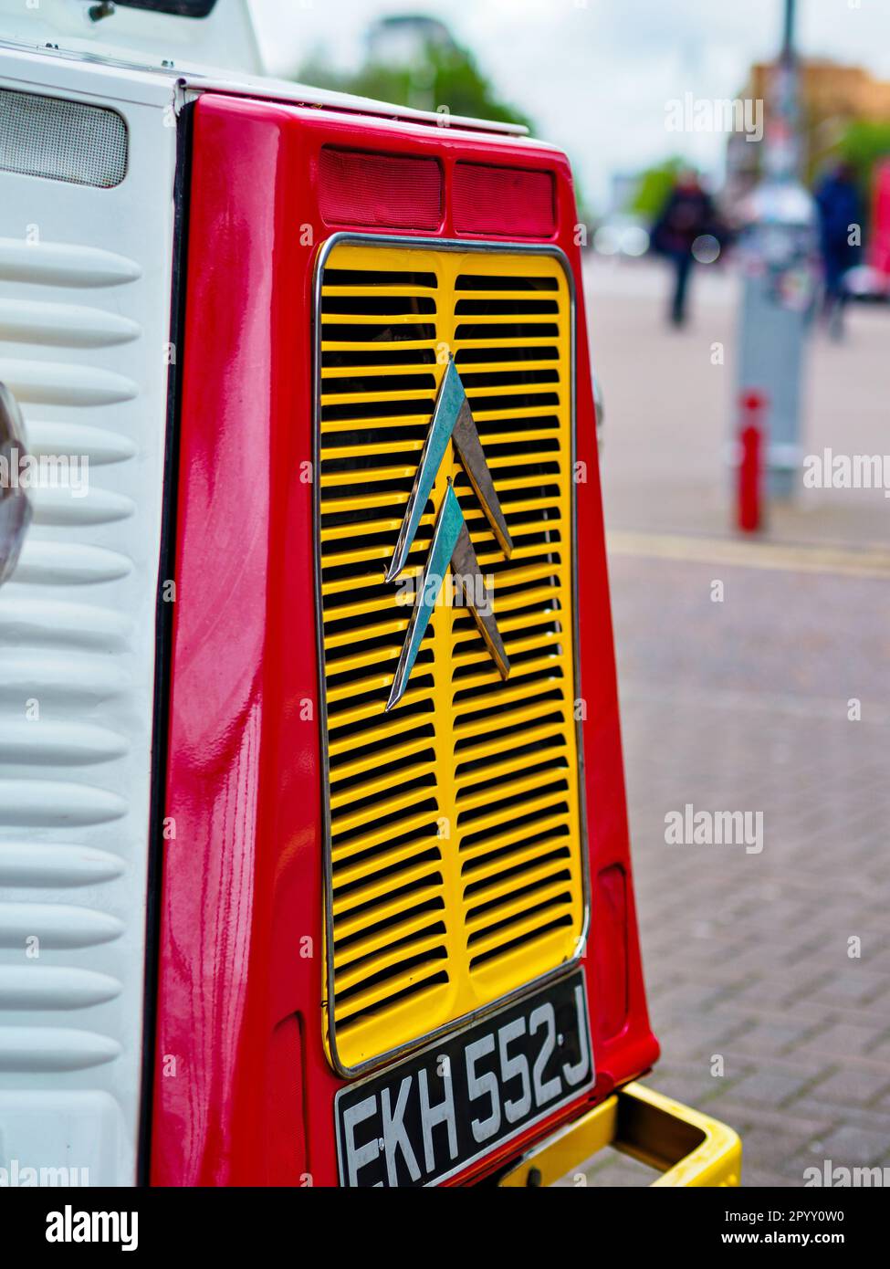 Ein alter Citroen-Retro-Minibus mit unverwechselbarem Frontgrill, Nummernschild und Emblem. Stockfoto