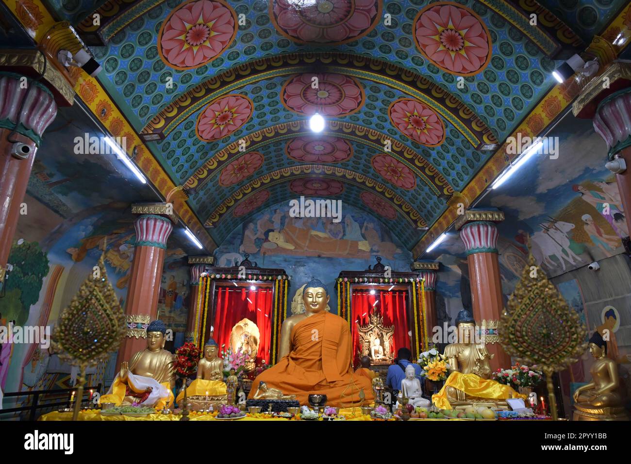 Kalkutta, Indien. 05. Mai 2023. Die Statue des Gautama Buddha wird in der Maha Bodhi Society während des Vesak Day/Buddha Purnima Festivals zum Gedenken an den Geburtstag des Gautama Buddha dekoriert. (Foto: Dipayan Bose/SOPA Images/Sipa USA) Guthaben: SIPA USA/Alamy Live News Stockfoto