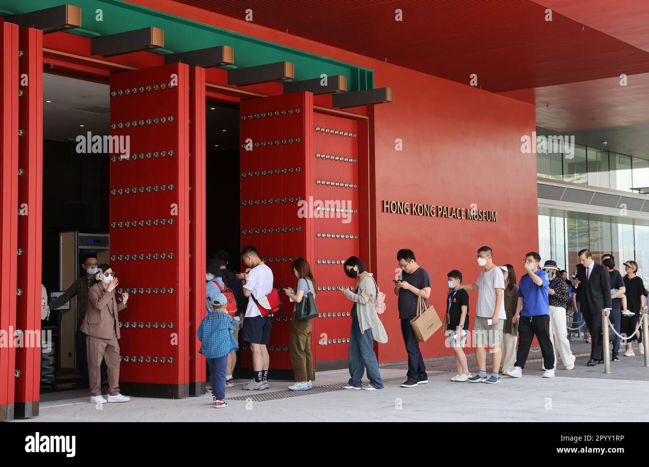 Touristen werden am zweiten Tag der Goldenen Woche im Hong Kong Palace Museum im West Kowloon Cultural District gesehen. APRIL 23. SCMP/Mai Tse Stockfoto