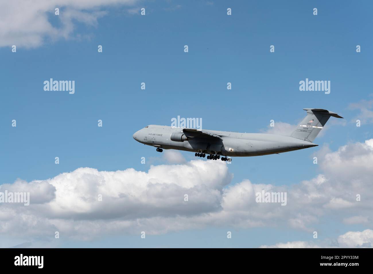 Moreno Valley, CA, USA - 3. Mai 2023: A U.S. Air Force C-5 Galaxy startet im März AFB. Stockfoto