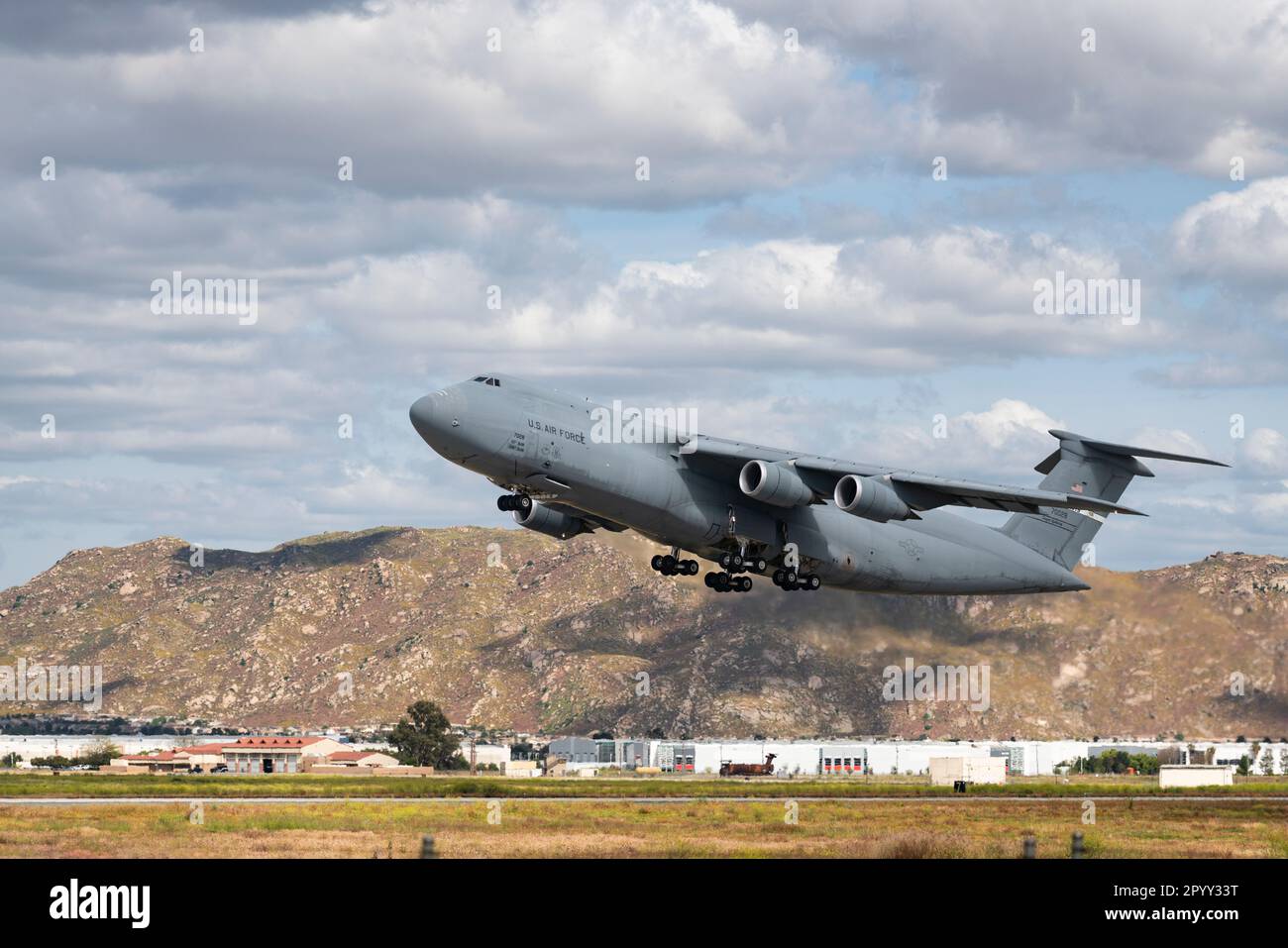Moreno Valley, CA, USA - 3. Mai 2023: A U.S. Air Force C-5 Galaxy startet im März AFB. Stockfoto