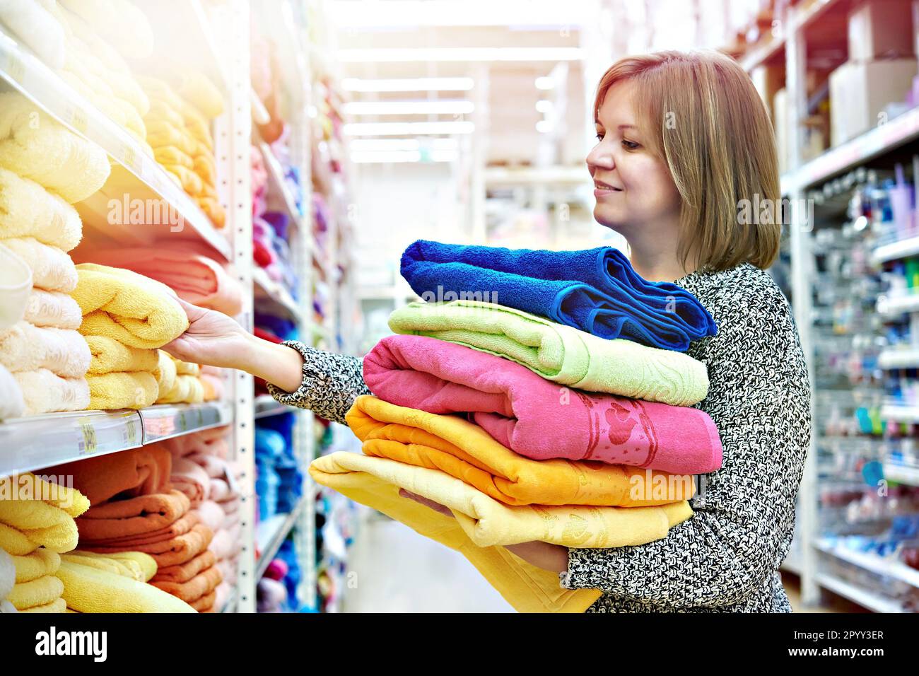 Frau kauft Handtücher im Supermarkt Stockfoto