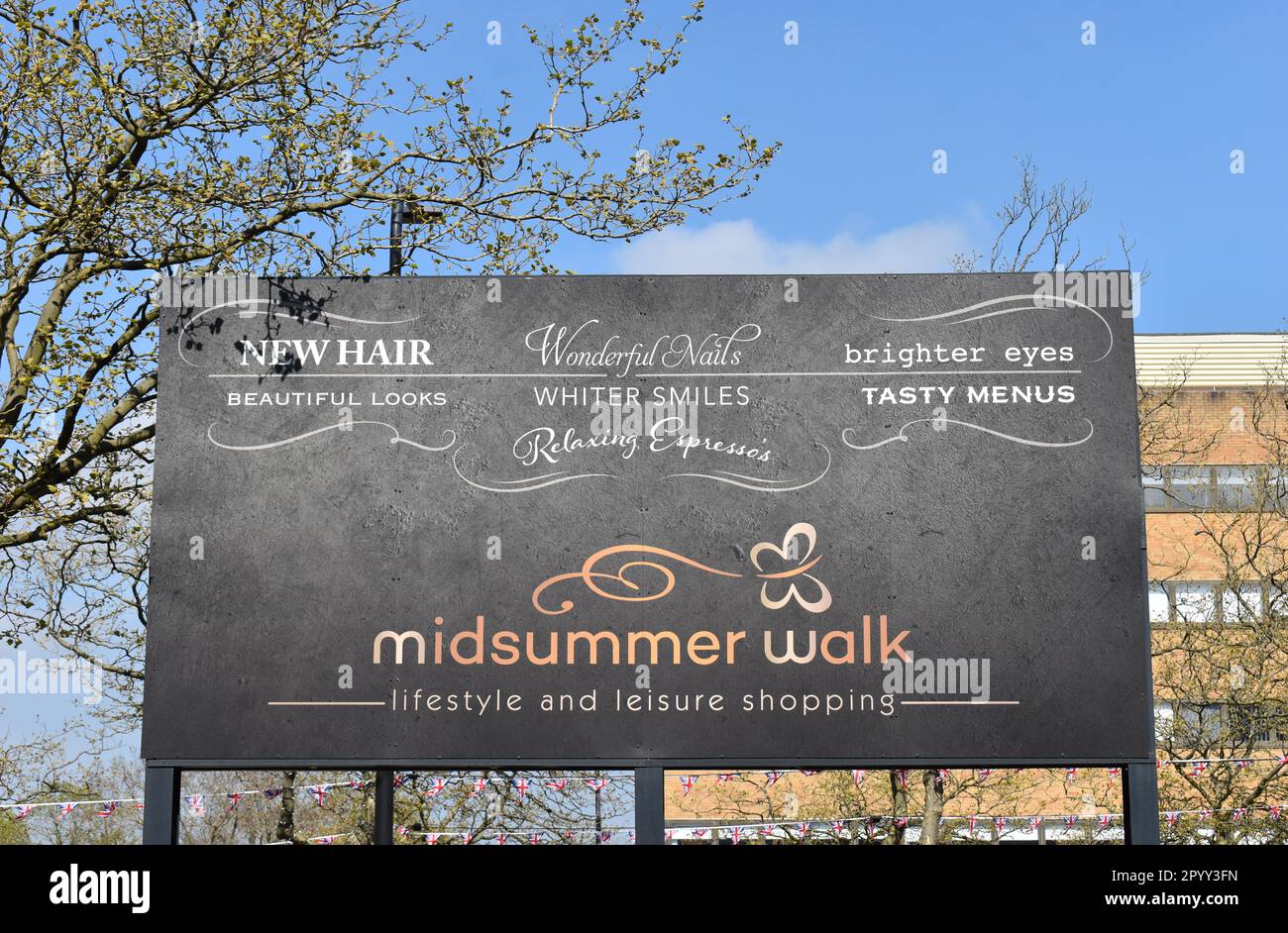 Am Midsummer Walk im Zentrum von Milton Keynes ist ein Schild mit den im Gebäude verfügbaren Services zu sehen. Stockfoto