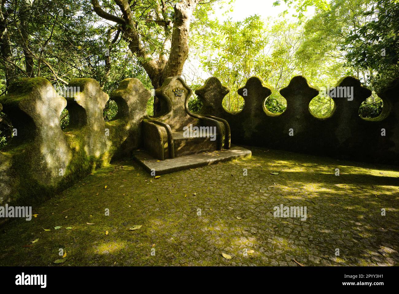 Ein steingeschnitzter Stuhl in einem kronenförmigen Bereich über Sintra auf dem Weg zum Pena Palast Stockfoto